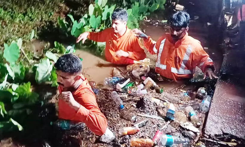 കോഴിക്കോട് ഓവുചാലിൽ വീണയാളെ കണ്ടെത്താനായില്ല; തിരച്ചിൽ തുടരുന്നു