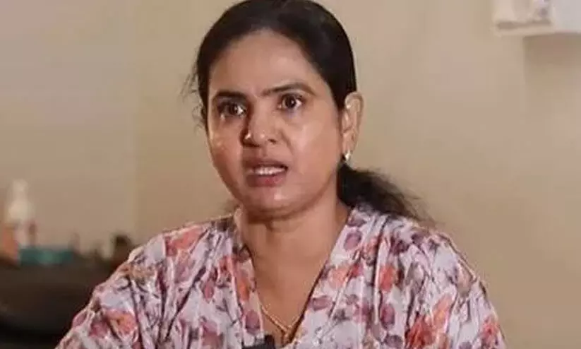 അന്ന് ബ്യൂട്ടി പാർലർ ഉടമ, ഇന്ന് നാടുവിട്ട് ഡേ കെയറിലെ ആയ; വ്യാജ മയക്കുമരുന്ന് കേസിൽ ജീവിതം കീഴ്മേൽ മറിഞ്ഞ് ഷീല സണ്ണി, 72 ലക്ഷം നഷ്ടപരിഹാരം തേടി കേസ് അന്ന് ബ്യൂട്ടി പാർലർ ഉടമ, ഇന്ന് നാടുവിട്ട് ഡേ കെയറിലെ ആയ; വ്യാജ മയക്കുമരുന്ന് കേസിൽ ജീവിതം കീഴ്മേൽ മറിഞ്ഞ് ഷീല സണ്ണി, 72 ലക്ഷം നഷ്ടപരിഹാരം തേടി കേസ്