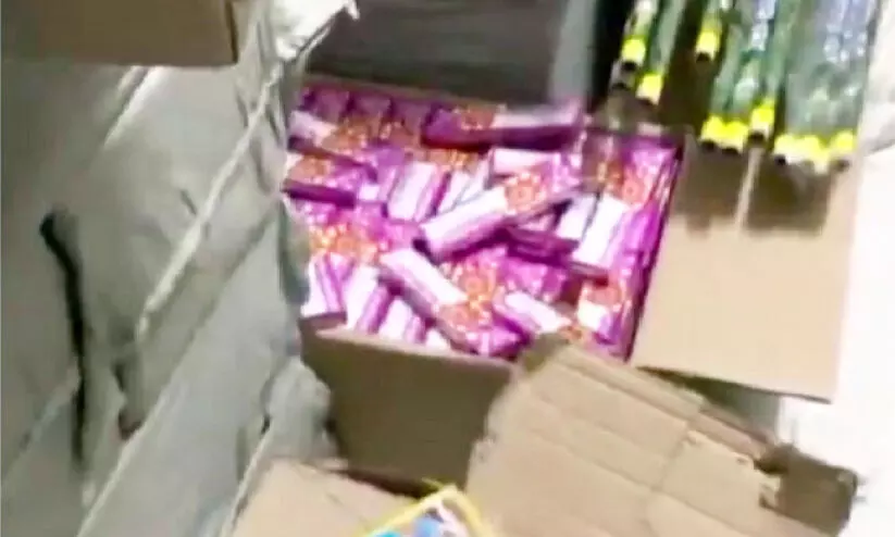 ബ​ർ​ക​യി​ൽ വ​ൻ​തോ​തി​ൽ പ​ട​ക്കശേ​ഖ​രം പി​ടി​കൂ​ടി