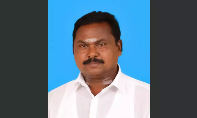 ഡ്രൈവിങ്ങിനിടെ ഹൃദയാഘാതം; തമിഴ്നാട് സ്വദേശിയുടെ മൃതദേഹം നാട്ടിലെത്തിച്ചു ഡ്രൈവിങ്ങിനിടെ ഹൃദയാഘാതം; തമിഴ്നാട് സ്വദേശിയുടെ മൃതദേഹം നാട്ടിലെത്തിച്ചു