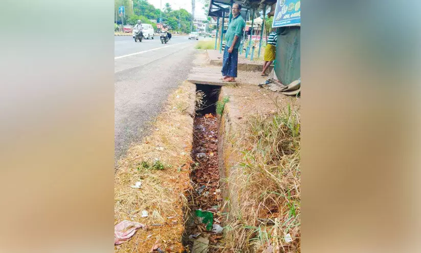 യാത്രികർക്ക് സർക്കാർ വിലാസം അപകടക്കെണി; സ്ലാബില്ലാത്ത അഴുക്കുകാന ജീവന് ഭീഷണിയാകുന്നു യാത്രികർക്ക് സർക്കാർ വിലാസം അപകടക്കെണി; സ്ലാബില്ലാത്ത അഴുക്കുകാന ജീവന് ഭീഷണിയാകുന്നു