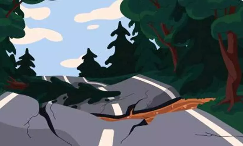 മൊ​ഗ്രാ​ൽ പു​ത്തൂ​രി​ൽ അ​പ​ക​ടം തു​ട​ർ​ക്ക​ഥ​യാ​വു​ന്നു; യാ​ത്ര​ക്കാ​ർ കു​ഴി​യി​ൽ വീ​ഴു​ന്ന​തും പരിക്കേൽക്കുന്നതും നി​ത്യ​സം​ഭ​വം