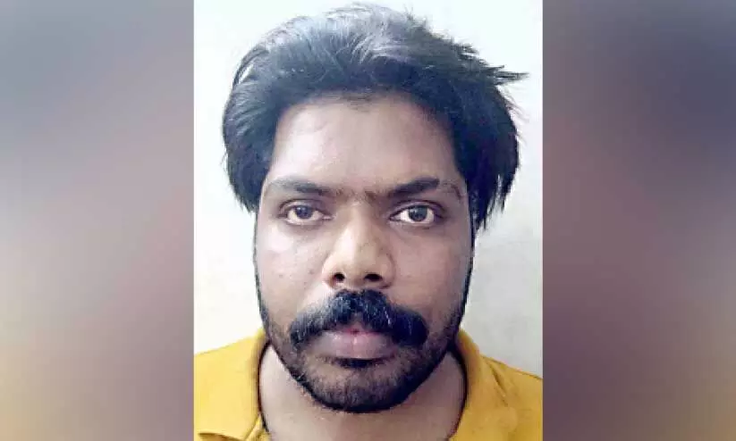 ക​ഞ്ചാ​വ് വി​ൽ​പ​ന​ക്കി​ട​യി​ൽ പ്രതിയെ ഓ​ടി​ച്ചി​ട്ട് പി​ടി​കൂ​ടി പൊ​ലീ​സ്