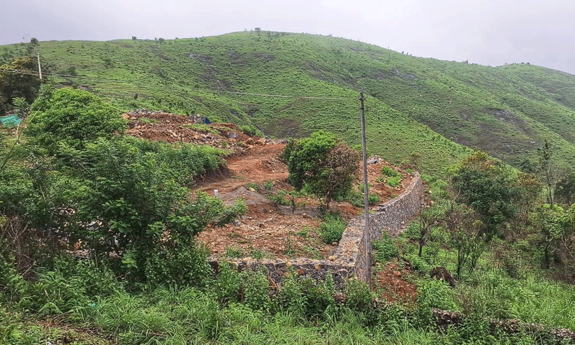 ചൊ​ക്ര​മു​ടി​യി​ൽ ന​ട​പ​ടി റി​പ്പോ​ർ​ട്ട്​ തേ​ടി ഹൈ​കോ​ട​തി