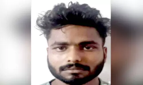 തോ​ക്കു​മാ​യി മ​ല​യാ​ളി യു​വാ​വ് അ​റ​സ്റ്റി​ൽ