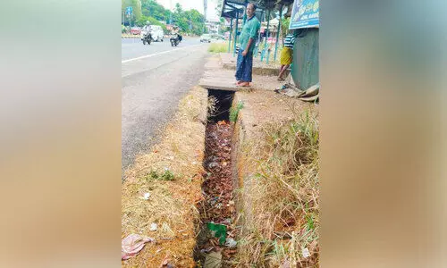 യാത്രികർക്ക്​ സർക്കാർ വിലാസം അപകടക്കെണി; സ്ലാ​ബി​ല്ലാ​ത്ത അ​ഴു​ക്കുകാ​ന ജീ​വ​ന് ഭീ​ഷ​ണി​യാ​കു​ന്നു