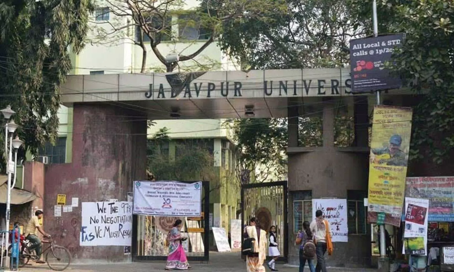 ജെ.യുവിലെ പൊലീസ് അതിക്രമം; പ്രതിഷേധവുമായി തുറന്ന സ്ഥലത്ത് ക്ലാസെടുത്ത് പ്രഫസർ