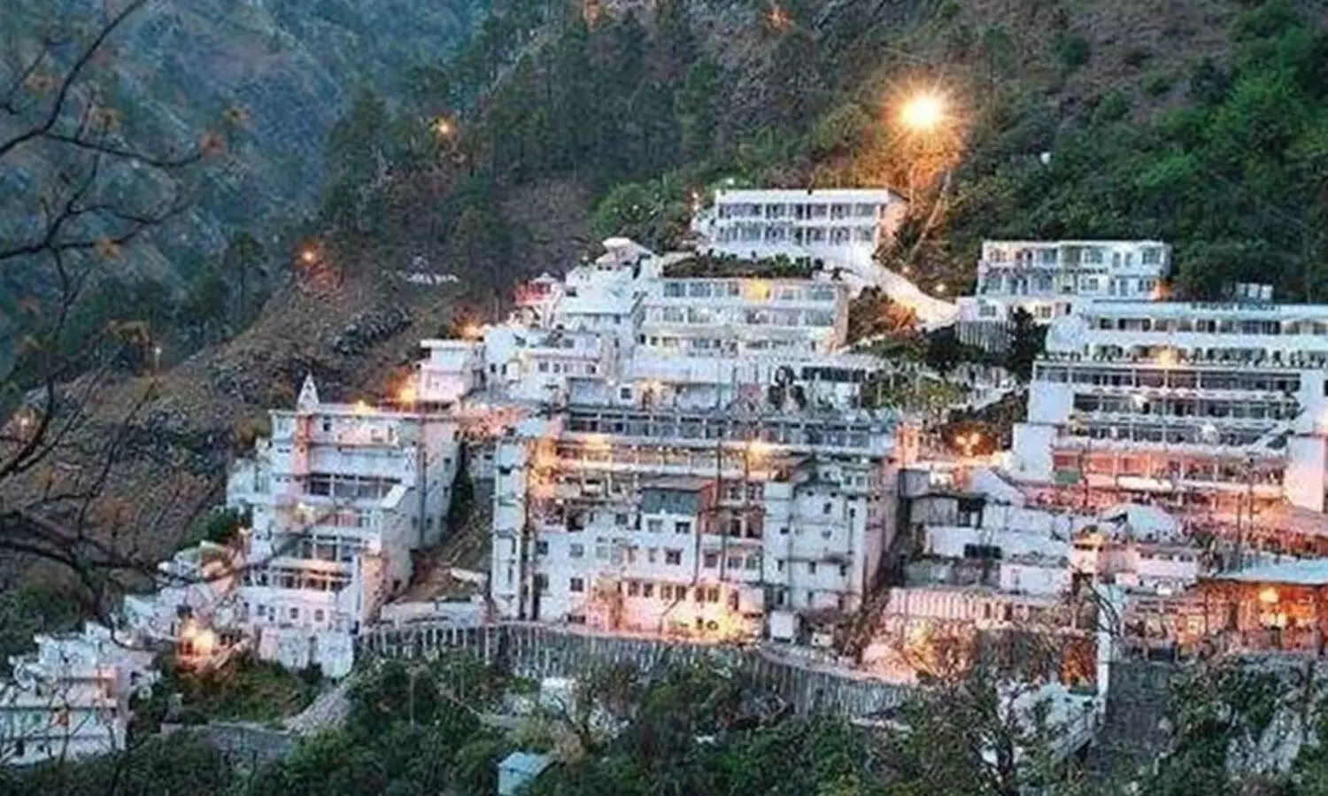 നിറതോക്കുമായി കശ്മീരിലെ വൈഷ്ണോ ദേവി ക്ഷേത്രത്തിലെത്തിയ വനിത തീർഥാടക അറസ്റ്റിൽ