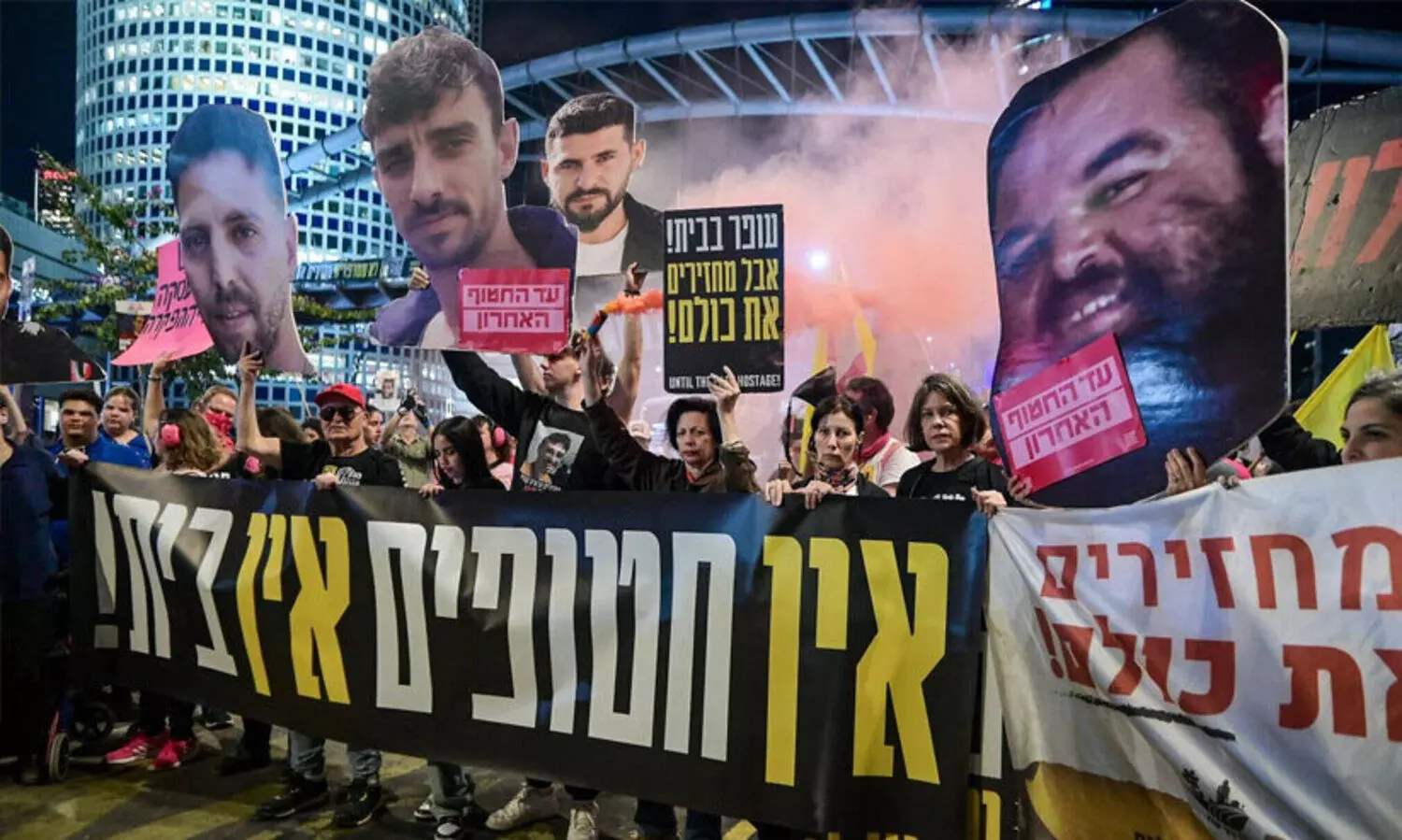 ഗസ്സ കൂട്ടക്കുരുതിക്കെതിരെ ബന്ദികളുടെ ബന്ധുക്കൾ: ‘പോരാടേണ്ടത് ചർച്ചാ മുറിയിൽ, എല്ലാവരെയും വീട്ടിലെത്തിക്കാൻ കഴിയുന്ന കരാറിൽ നിന്ന് എന്തിനാണ് പിന്മാറിയത്?’