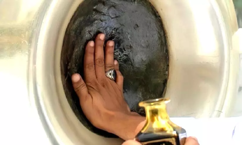 ഹറമിൽ സുഗന്ധം പരത്താൻ പ്രതിദിനം ഉപയോഗിക്കുന്നത് രണ്ട് കിലോ ഊദ് ഹറമിൽ സുഗന്ധം പരത്താൻ പ്രതിദിനം ഉപയോഗിക്കുന്നത് രണ്ട് കിലോ ഊദ്