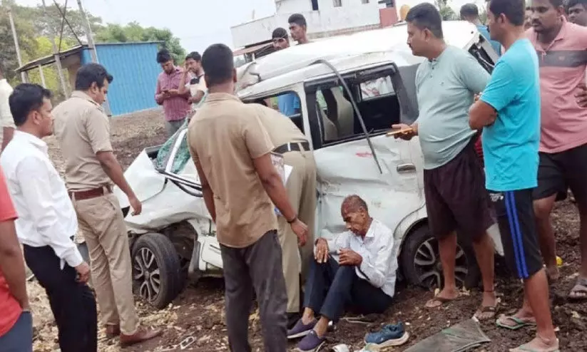 കാ​റും ലോ​റി​യും കൂ​ട്ടി​യി​ടി​ച്ച് മൂ​ന്നു​പേ​ർ മ​രി​ച്ചു