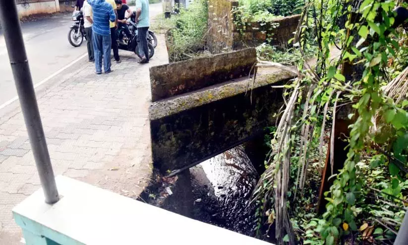 ദുരന്തങ്ങൾ ആവർത്തിച്ചിട്ടും വാപിളർന്ന് ഓടകൾ; മിക്കയിടത്തും ഓടക്ക് സ്ലാബോ കൈവരിയോ ഇല്ല ദുരന്തങ്ങൾ ആവർത്തിച്ചിട്ടും വാപിളർന്ന് ഓടകൾ; മിക്കയിടത്തും ഓടക്ക് സ്ലാബോ കൈവരിയോ ഇല്ല