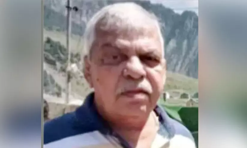 പിറ​കോ​ട്ട് നീ​ങ്ങി​യ കാ​റി​ന​ടി​യി​ൽ​പെ​ട്ട് വ​യോ​ധി​ക​ൻ മ​രി​ച്ചു