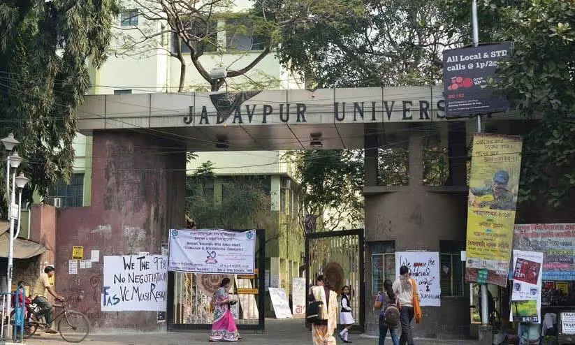 ജെ.യുവിലെ പൊലീസ് അതിക്രമം; പ്രതിഷേധവുമായി തുറന്ന സ്ഥലത്ത് ക്ലാസെടുത്ത് പ്രഫസർ