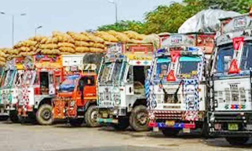 ലോറി സ്റ്റാൻഡ്​ പാർക്കിങ്: സൗകര്യ​െമാരുക്കാതെ നഗരസഭ