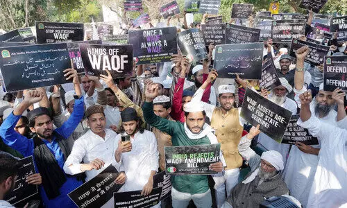 വഖഫ് സംരക്ഷണത്തിനായി തെരുവിലിറങ്ങി മുസ്ലിം സംഘടനകൾ വഖഫ് സംരക്ഷണത്തിനായി തെരുവിലിറങ്ങി മുസ്ലിം സംഘടനകൾ