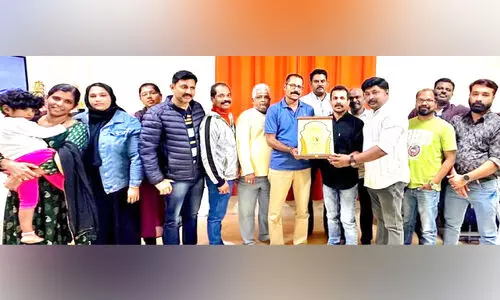 ന​വ​യു​ഗം കേ​ന്ദ്ര​ക​മ്മി​റ്റി​യം​ഗം ര​വി ആ​ന്ത്രോ​ടി​ന് യാ​ത്ര​യ​യ​പ്പ് ന​ൽ​കി