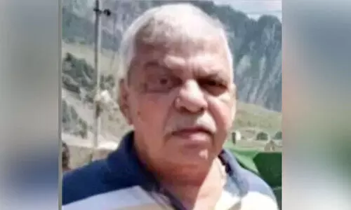 പിറകോട്ട് നീങ്ങിയ കാറിനടിയിൽപെട്ട് വയോധികൻ മരിച്ചു പിറകോട്ട് നീങ്ങിയ കാറിനടിയിൽപെട്ട് വയോധികൻ മരിച്ചു