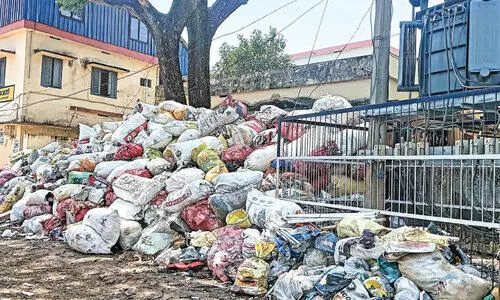 സുരക്ഷിതമല്ലാതെ മാലിന്യ ശേഖരണം; നാട്ടുകാർ ആശങ്കയിൽ