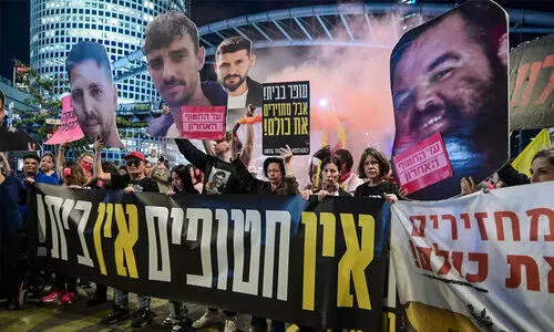 ഗസ്സ കൂട്ടക്കുരുതിക്കെതിരെ ബന്ദികളുടെ ബന്ധുക്കൾ: ‘പോരാടേണ്ടത് ചർച്ചാ മുറിയിൽ, എല്ലാവരെയും വീട്ടിലെത്തിക്കാൻ കഴിയുന്ന കരാറിൽ നിന്ന് എന്തിനാണ് പിന്മാറിയത്?’ ഗസ്സ കൂട്ടക്കുരുതിക്കെതിരെ ബന്ദികളുടെ ബന്ധുക്കൾ: ‘പോരാടേണ്ടത് ചർച്ചാ മുറിയിൽ, എല്ലാവരെയും വീട്ടിലെത്തിക്കാൻ കഴിയുന്ന കരാറിൽ നിന്ന് എന്തിനാണ് പിന്മാറിയത്?’