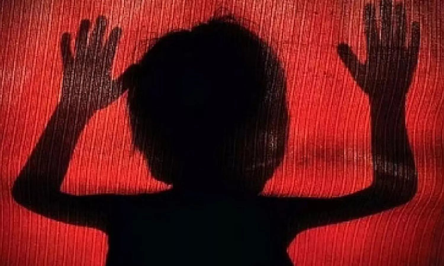 പ്രായപൂർത്തിയാകാത്ത മകളെ പിതാവും സുഹൃത്തും ചേർന്ന് കൂട്ടബലാത്സംഗം ചെയ്തു - പൊലീസിൽ പരാതി നൽകി അമ്മ