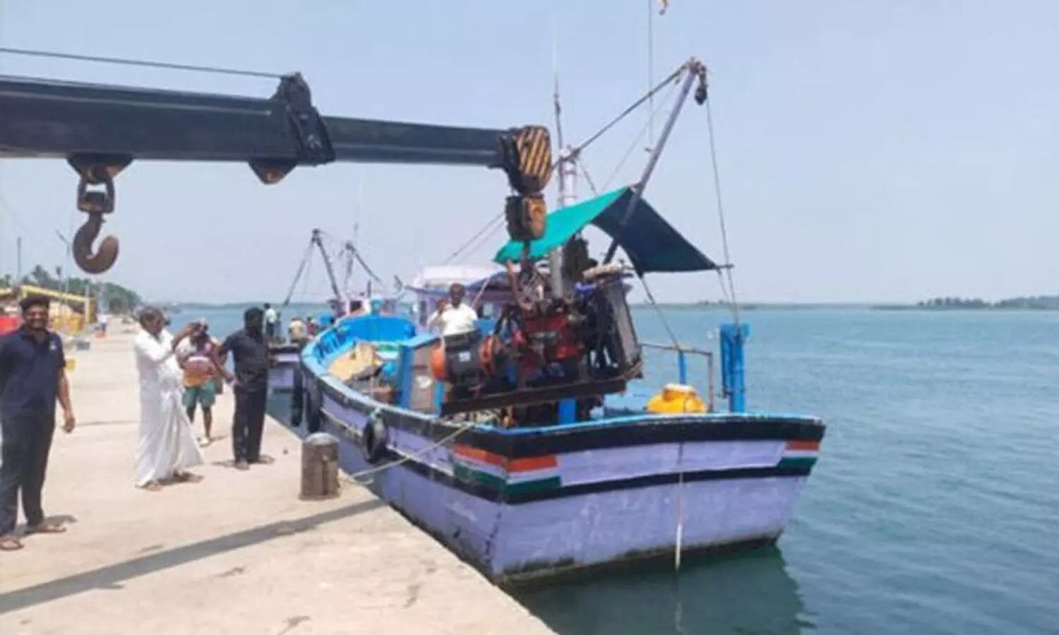 നിരോധിത രീതിയിൽ മീൻ പിടിച്ച മൂന്ന് ബോട്ടുകൾക്ക് പിഴയിട്ടു