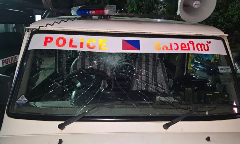 പൊലീസ് ജീപ്പിന് മുകളിൽ കയറി ചില്ല് ചവിട്ടി തകർത്തു, നാട്ടുകാർക്ക് നേരെ കത്തിവീശി; അരീക്കോട് മയക്കുമരുന്ന് ലഹരിയിൽ യുവാവിന്റെ പരാക്രമം, പിടികൂടിയത് അതിസാഹസികമായി