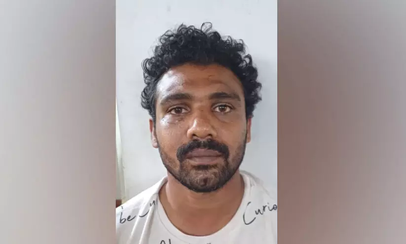 യു​വാ​വി​നെ കു​ത്തി​ക്കൊ​ല്ലാ​ൻ ശ്ര​മി​ച്ച കേ​സി​ൽ പ്ര​തി അ​റ​സ്റ്റി​ൽ