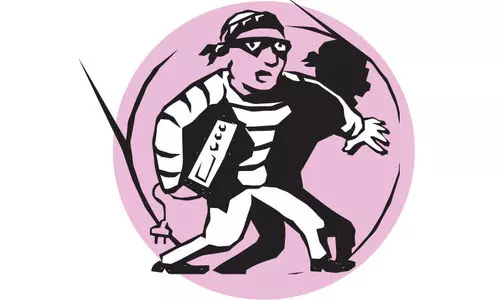 മോ​ഷ​ണ​ക്കേ​സി​ലെ പ്ര​തി​ക​ളെ പി​ടി​കൂ​ടാ​നാകാതെ കേ​ര​ള പൊ​ലീ​സ്