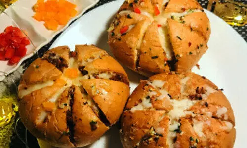 ചീ​സി പെ​രി​പെ​രി ചി​ക്ക​ൻ ലോ​ട്ട​സ്