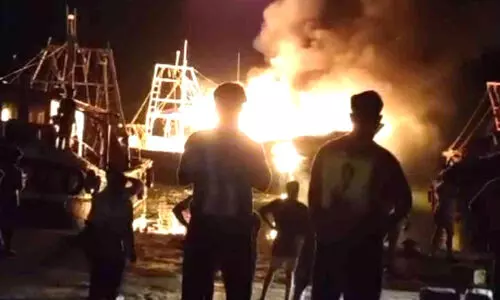 നങ്കൂരമിട്ട ബോട്ട് കത്തിനശിച്ചു