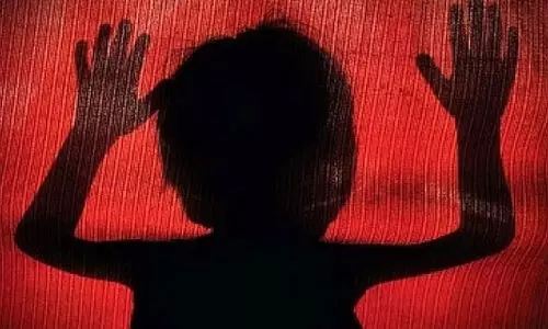 പ്രായപൂർത്തിയാകാത്ത മകളെ പിതാവും സുഹൃത്തും ചേർന്ന് കൂട്ടബലാത്സംഗം ചെയ്തു - പൊലീസിൽ പരാതി നൽകി അമ്മ