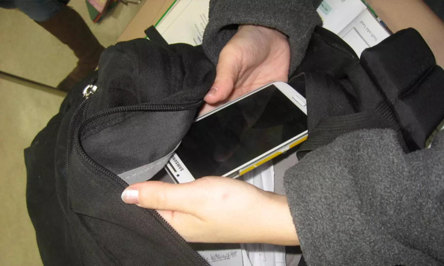 വിദ്യാർഥികളുടെ ബാഗുകളിലെ മൊബൈൽ ഫോണിനായി മിന്നൽ പരിശോധന; പ്രിൻസിപ്പലിന്​ ഹൈകോടതിയുടെ അഭിനന്ദനം