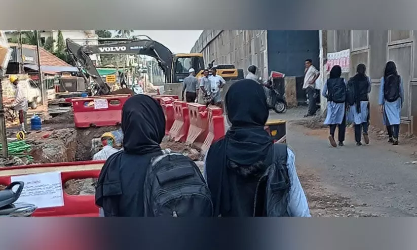 ദേശീയപാത നിർമാണം: സ്കൂ​ൾ പ​രീ​ക്ഷ ക​ഴി​യാ​ൻ കാ​ത്തു​നി​ൽ​ക്കാ​തെ  സ​ർ​വി​സ് റോ​ഡ് അ​ട​ച്ചു