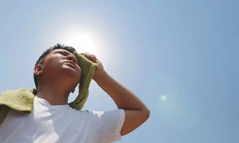 പെരുംചൂട്; സൂര്യാഘാത മുന്നറിയിപ്പുമായി ആരോഗ്യ വകുപ്പ് പെരുംചൂട്; സൂര്യാഘാത മുന്നറിയിപ്പുമായി ആരോഗ്യ വകുപ്പ്