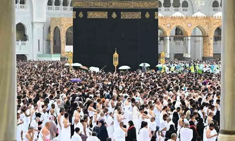 കനത്ത മഴയിലും മക്ക ഹറമിൽ നിറഞ്ഞുകവിഞ്ഞ് വിശ്വാസികൾ കനത്ത മഴയിലും മക്ക ഹറമിൽ നിറഞ്ഞുകവിഞ്ഞ് വിശ്വാസികൾ