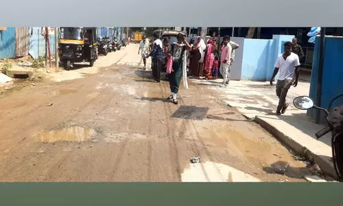 വ​നി​ത-​ശി​ശു ആ​ശു​പ​ത്രി​യി​ലേ​ക്ക് മ​ലി​ന​ജ​ലം ഒ​ഴു​കുന്നു