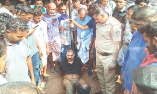 ബാങ്കിനുള്ളിൽ ജീവനക്കാരിയെ ഭർത്താവ് വെട്ടിക്കൊല്ലാൻ ശ്രമിച്ചു; പ്രതിയെ നാട്ടുകാർ പിടികൂടി കെട്ടിയിട്ടു