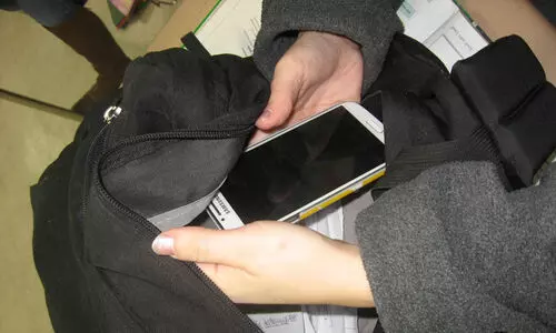 വിദ്യാർഥികളുടെ ബാഗുകളിലെ മൊബൈൽ ഫോണിനായി മിന്നൽ പരിശോധന; പ്രിൻസിപ്പലിന് ഹൈകോടതിയുടെ അഭിനന്ദനം വിദ്യാർഥികളുടെ ബാഗുകളിലെ മൊബൈൽ ഫോണിനായി മിന്നൽ പരിശോധന; പ്രിൻസിപ്പലിന് ഹൈകോടതിയുടെ അഭിനന്ദനം