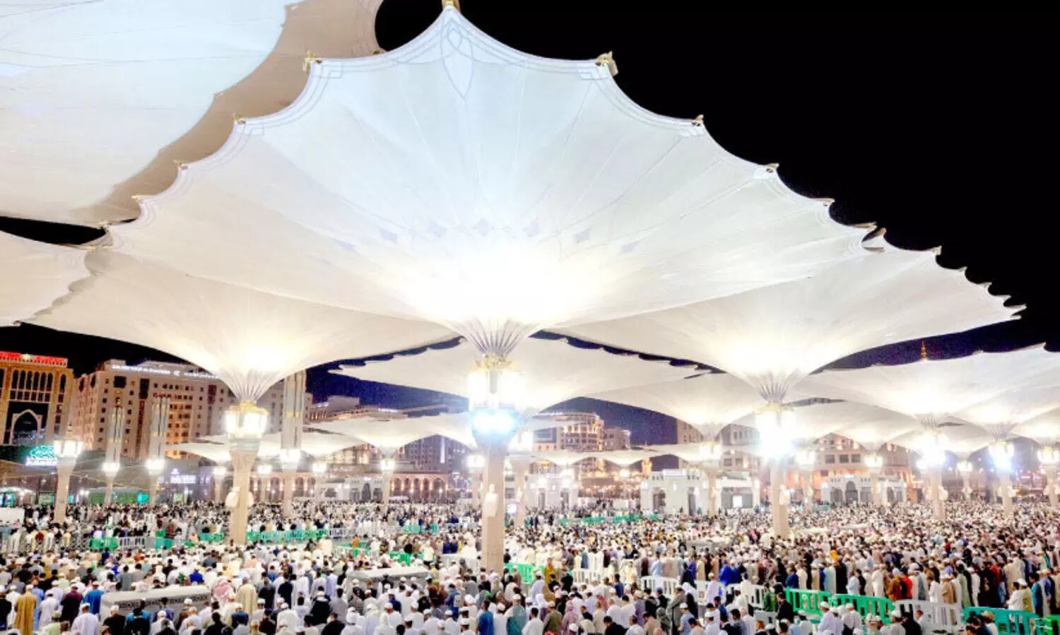 റ​മ​ദാ​ൻ അ​വ​സാ​ന പ​ത്തി​ലേ​ക്ക്; മ​ക്ക​യി​ലും മ​ദീ​ന​യി​ലും ഭ​ക്ത​ജ​ന​സാ​ഗ​രം