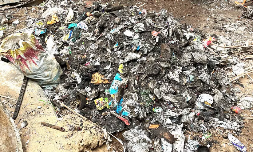 അ​ശാ​സ്ത്രീ​യ മാ​ലി​ന്യസം​സ്ക​ര​ണം; പാ​പ്പി​നി​ശ്ശേ​രി​യി​ൽ 20,000 രൂ​പ പി​ഴ