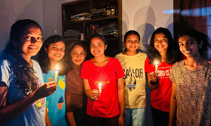 ലഹരിക്കെതിരെ ആനന്ദ ദീപം തെളിയിച്ച് അധ്യാപകരുടെയും വിദ്യാർഥികളുടെയും കുടുംബങ്ങൾ ലഹരിക്കെതിരെ ആനന്ദ ദീപം തെളിയിച്ച് അധ്യാപകരുടെയും വിദ്യാർഥികളുടെയും കുടുംബങ്ങൾ