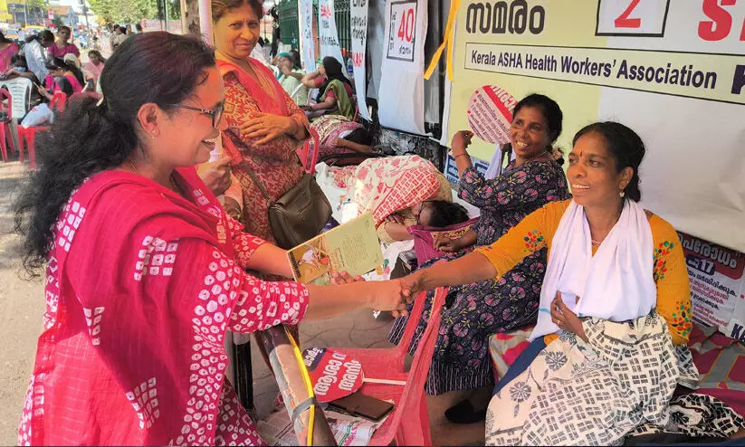 നിരാഹാര സമരവുമായി ആശാവർക്കർമാർ മുന്നോട്ട് നിരാഹാര സമരവുമായി ആശാവർക്കർമാർ മുന്നോട്ട്