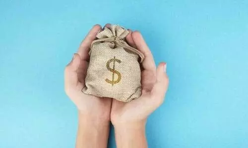 ധ​ന​സ​ഹാ​യം വി​ത​ര​ണം ചെ​യ്തു