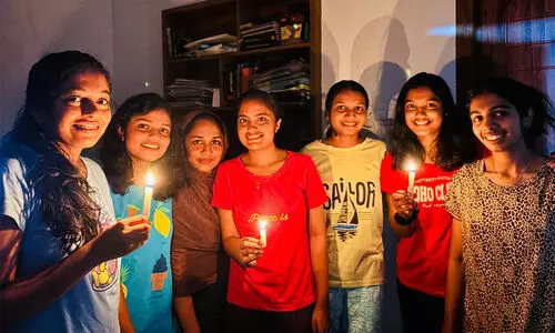 ലഹരിക്കെതിരെ ആനന്ദ ദീപം തെളിയിച്ച് അധ്യാപകരുടെയും വിദ്യാർഥികളുടെയും കുടുംബങ്ങൾ