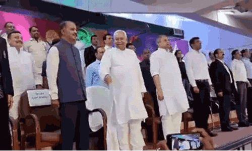 നിതീഷ് കുമാറിന് മാനസിക സ്ഥിരതയില്ല; മകനെ മുഖ്യമന്ത്രിയാക്കുന്നതാണ് നല്ലത് -ദേശീയ ഗാനത്തെ അപമാനിച്ച സംഭവത്തിൽ വിമർശനവുമായി റാബ്രി ദേവി