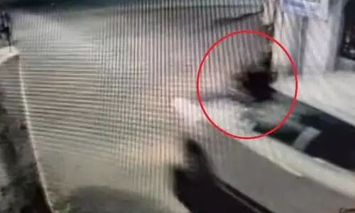 ലഹരി ഉപയോഗം ചോദ്യം ചെയ്തു; നാട്ടുകാരനെ ബോണറ്റിൽ ഇരുത്തി ഒരു കിലോമീറ്റർ കാറോടിച്ച് ലഹരി സംഘം; ഒരാളെ പിടികൂടി പൊലീസിൽ ഏൽപിച്ചു