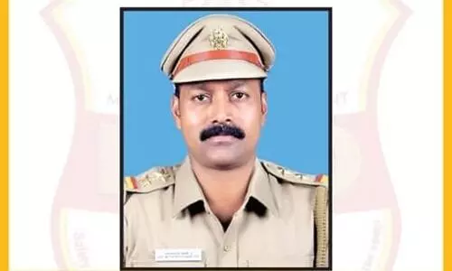 യാത്രയയപ്പിനെത്തിയില്ല; അന്വേഷിച്ചെത്തിയപ്പോൾ കണ്ടത് എ.എം.വി.ഐ വീടിന് സമീപം കാറിൽ മരിച്ചനിലയിൽ