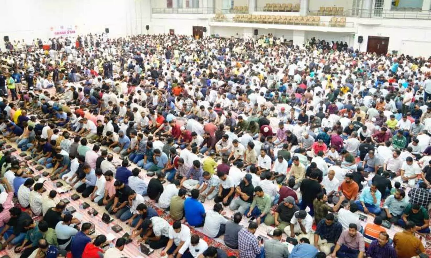 ആ​യി​ര​ങ്ങ​ൾ ഒ​ത്തു​ചേ​ർ​ന്ന് ഗ്രാ​ൻ​ഡ് ഇ​ഫ്താ​ർ