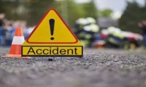 മ​ര​ക്കൊ​മ്പു​വീ​ണ് ബൈ​ക്ക് യാ​ത്രി​ക​ൻ മ​രി​ച്ചു